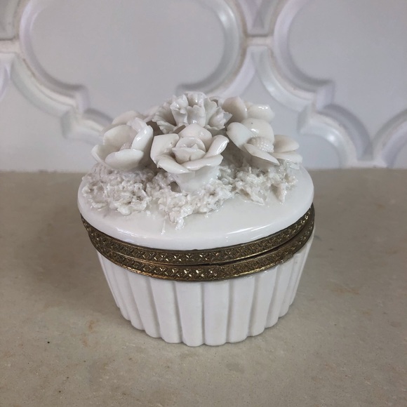 Vintage White Porcelain Vanity Box Flowers Italy - Picture 5 of 8